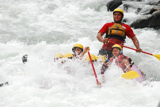 Extreme adventure in the river 